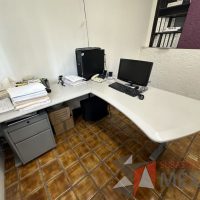 Lote 018 - Escritorio en escuadra con accesorio para poner CPU y con archivero de 2 cajones - Imagen 5