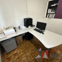 Lote 018 - Escritorio en escuadra con accesorio para poner CPU y con archivero de 2 cajones - Imagen 6