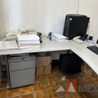 Lote 018 - Escritorio en escuadra con accesorio para poner CPU y con archivero de 2 cajones