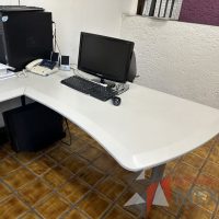 Lote 018 - Escritorio en escuadra con accesorio para poner CPU y con archivero de 2 cajones - Imagen 8