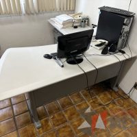 Lote 018 - Escritorio en escuadra con accesorio para poner CPU y con archivero de 2 cajones - Imagen 9