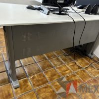 Lote 018 - Escritorio en escuadra con accesorio para poner CPU y con archivero de 2 cajones - Imagen 10