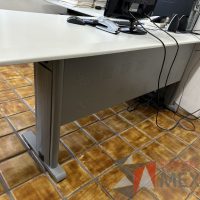 Lote 018 - Escritorio en escuadra con accesorio para poner CPU y con archivero de 2 cajones - Imagen 11
