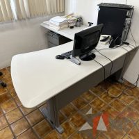 Lote 018 - Escritorio en escuadra con accesorio para poner CPU y con archivero de 2 cajones - Imagen 12