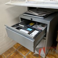 Lote 018 - Escritorio en escuadra con accesorio para poner CPU y con archivero de 2 cajones - Imagen 15