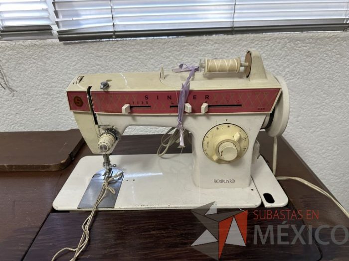 Lote 019 - Maquina de coser con mueble - Imagen 2