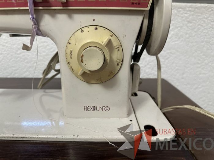 Lote 019 - Maquina de coser con mueble - Imagen 3