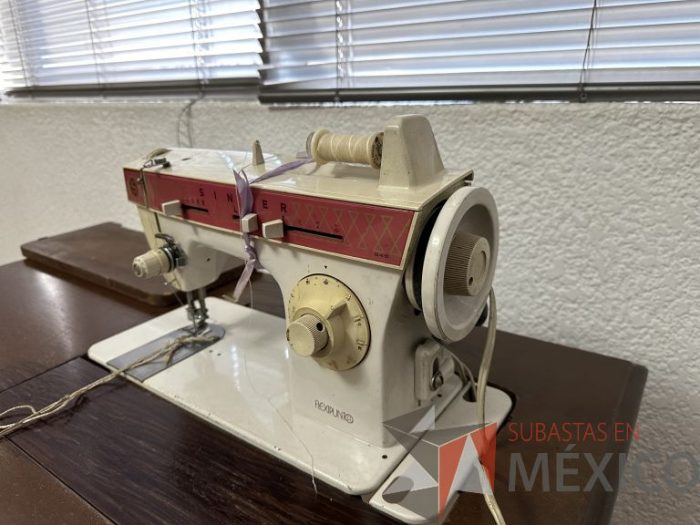 Lote 019 - Maquina de coser con mueble - Imagen 4