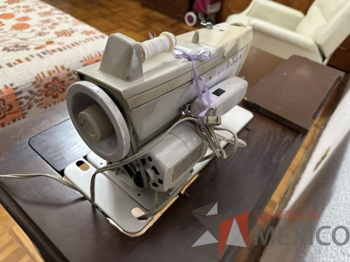 Lote 019 - Maquina de coser con mueble - Imagen 6