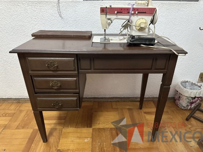 Lote 019 - Maquina de coser con mueble - Imagen 7