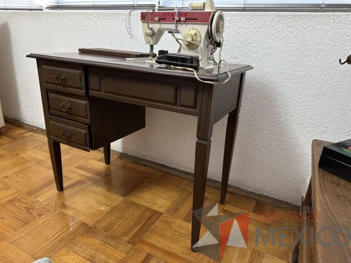 Lote 019 - Maquina de coser con mueble - Imagen 8