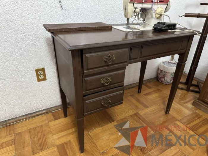 Lote 019 - Maquina de coser con mueble - Imagen 9