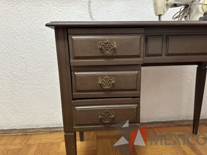 Lote 019 - Maquina de coser con mueble - Imagen 10