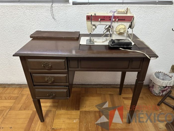 Lote 019 - Maquina de coser con mueble