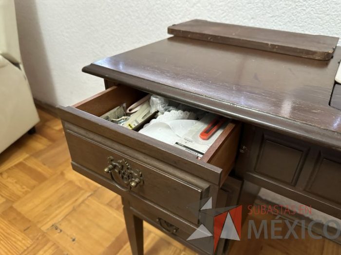 Lote 019 - Maquina de coser con mueble - Imagen 14