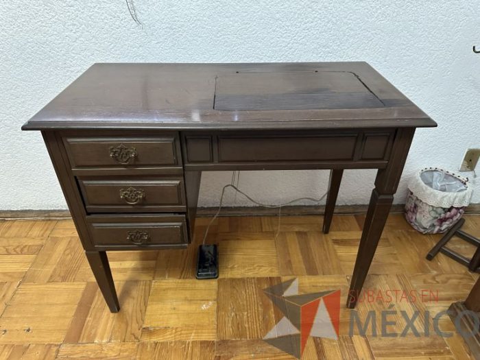 Lote 019 - Maquina de coser con mueble - Imagen 15