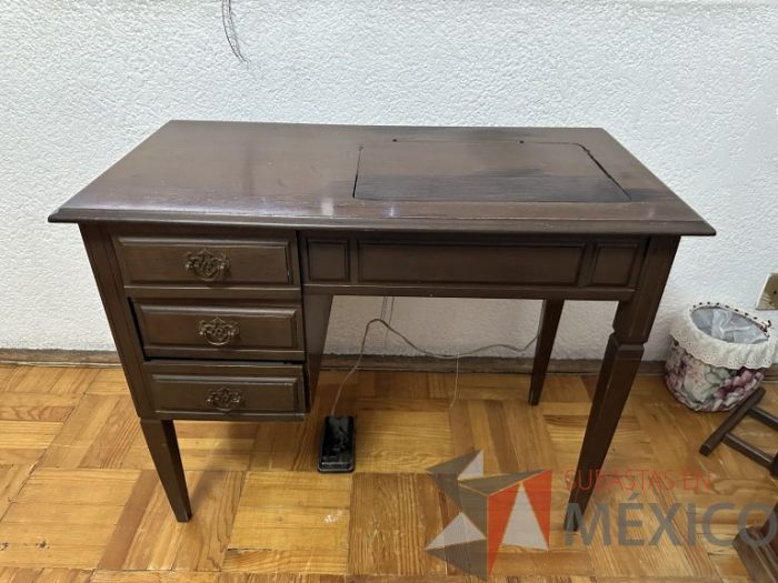 Lote 019 - Maquina de coser con mueble - Imagen 16