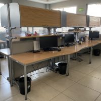 Lote 011 - Estación de trabajo para 2 personas con 2 gaveta de 1 puerta y entrepaño - Imagen 2