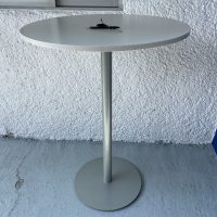 Lote 019 - Mesa circular alta con base metálica y cubierta color blanco