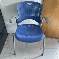 Lote 113 - Silla de visita con ruedas y descansa brazos fijos color azul