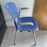 Lote 113 - Silla de visita con ruedas y descansa brazos fijos color azul - Imagen 3