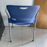 Lote 113 - Silla de visita con ruedas y descansa brazos fijos color azul - Imagen 4