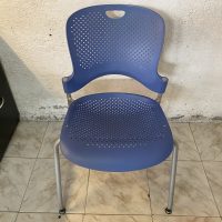 Lote 099 - Silla de visita con ruedas, respaldo y asiento en plastico color azul