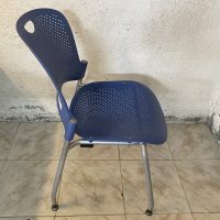 Lote 099 - Silla de visita con ruedas, respaldo y asiento en plastico color azul - Imagen 3