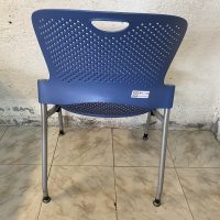 Lote 099 - Silla de visita con ruedas, respaldo y asiento en plastico color azul - Imagen 4