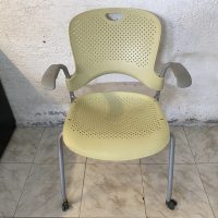 Lote 100 - Silla de visita con ruedas y descansa brazos fijos color verde