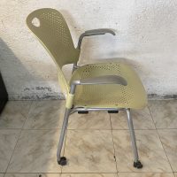 Lote 100 - Silla de visita con ruedas y descansa brazos fijos color verde - Imagen 3