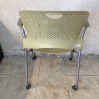 Lote 100 - Silla de visita con ruedas y descansa brazos fijos color verde - Imagen 4