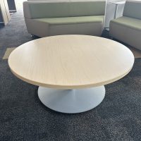 Lote 017 - Mesa de apoyo redonda con base metálica y cubierta color madera