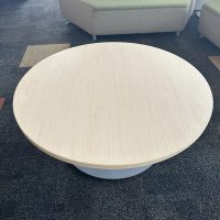 Lote 017 - Mesa de apoyo redonda con base metálica y cubierta color madera - Imagen 7