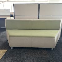 Lote 022 - Sillón de 3 plazas en tela color verde y gris