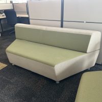 Lote 022 - Sillón de 3 plazas en tela color verde y gris - Imagen 4
