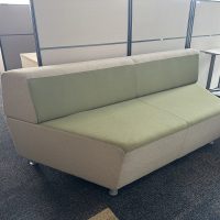 Lote 022 - Sillón de 3 plazas en tela color verde y gris - Imagen 5