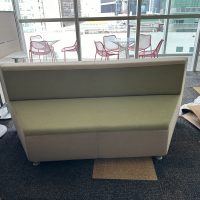 Lote 022 - Sillón de 3 plazas en tela color verde y gris - Imagen 7