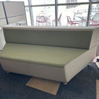 Lote 022 - Sillón de 3 plazas en tela color verde y gris - Imagen 8