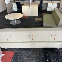Lote 022 - Sillón de 3 plazas en tela color verde y gris - Imagen 10
