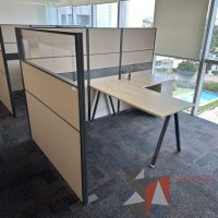 Lote 020 - Estación de trabajo para 1 persona con mampara alta y archivero de pedestal de 3 cajones
