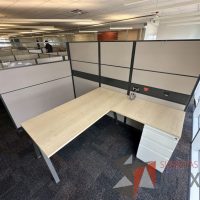Lote 008 - Estación de trabajo para 1 persona con mampara alta y archivero de pedestal de 3 cajones