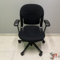 Lote 033 - Silla operativa con ruedas, descansa brazos, respaldo y asiento en tela