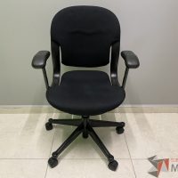Lote 033 - Silla operativa con ruedas, descansa brazos, respaldo y asiento en tela - Imagen 5