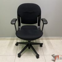 Lote 033 - Silla operativa con ruedas, descansa brazos, respaldo y asiento en tela - Imagen 4