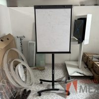 Lote 017 - Rotafolio con ruedas