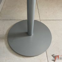 Lote 007 - Mesa circular alta con base metálica y cubierta color blanco - Imagen 2