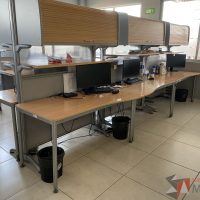 Lote 011 - Estación de trabajo para 2 personas con 2 gaveta de 1 puerta y entrepaño