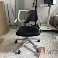 Lote 004 - 3 Sillas con ruedas, descansabrazos, asiento y respaldo