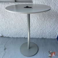 Lote 019 - Mesa circular alta con base metálica y cubierta color blanco - Imagen 7